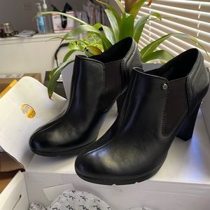 Black Anne Klein II bootie